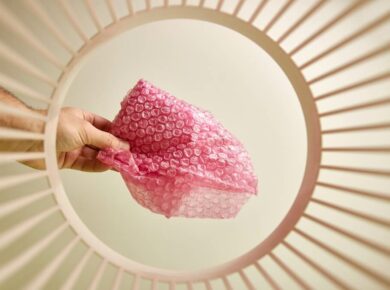 wyrzucanie folii bąbelkowej