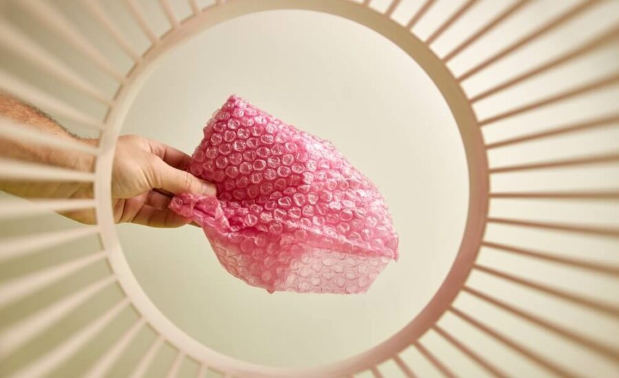 wyrzucanie folii bąbelkowej