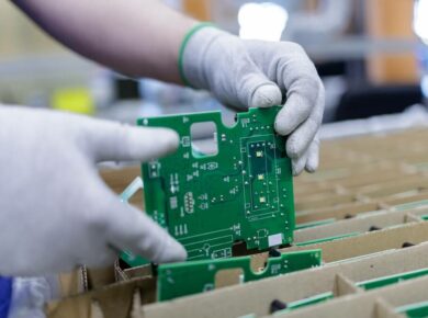 proces pakowania elektroniki do bezpiecznej wysyłki