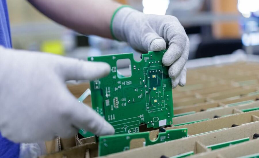 proces pakowania elektroniki do bezpiecznej wysyłki