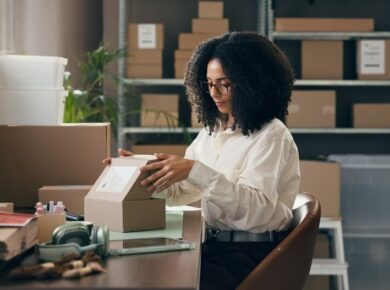 proces pakowania paczki ecommerce