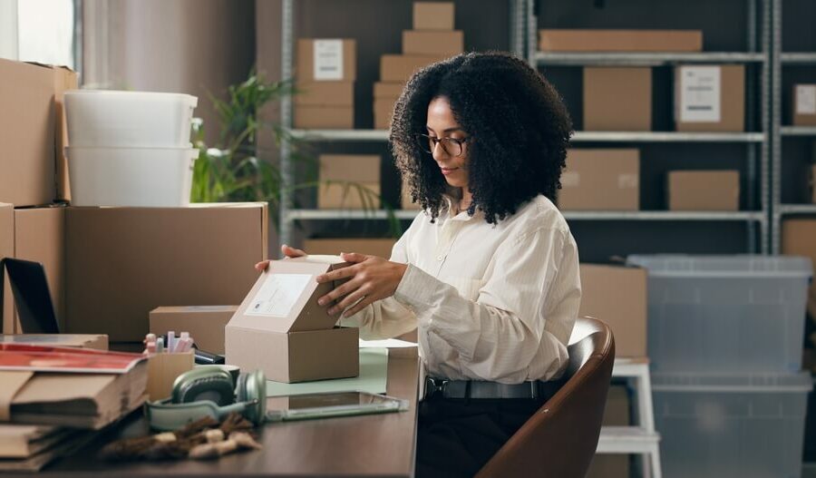 proces pakowania paczki ecommerce