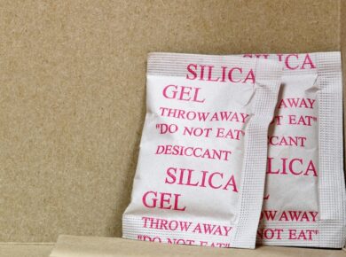 Saszetki pochłaniacza wilgoci silica gel wewnątrz kartonu zabezpieczające paczkę podczas transportu