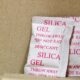 Saszetki pochłaniacza wilgoci silica gel wewnątrz kartonu zabezpieczające paczkę podczas transportu