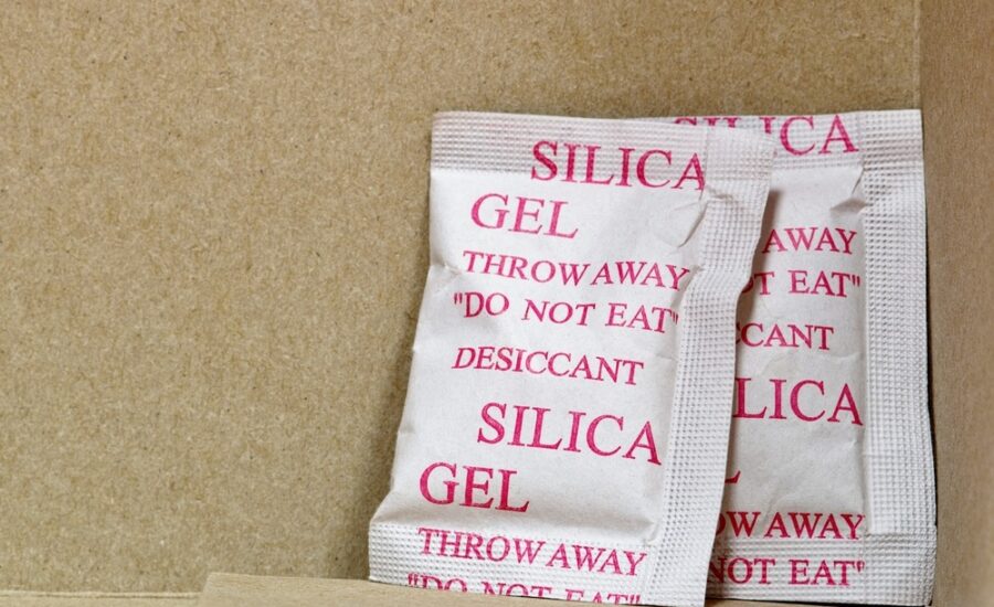 Saszetki pochłaniacza wilgoci silica gel wewnątrz kartonu zabezpieczające paczkę podczas transportu